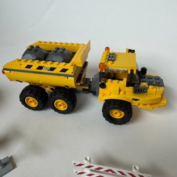 Lego City 7630 7631 Front End Loader Dump Truck Complete Construction Manual Set - Picture 7 of 12